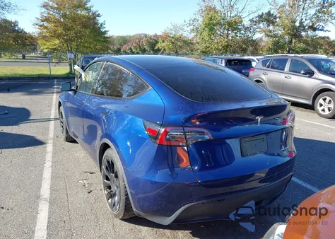 2024 Tesla Model Y Long Range Dual Motor All-Wheel Drive z USA, uszkodzony, nr VIN 7SAYGDEE0RA218402